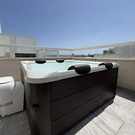 2br Penthouse With Jacuzi And Big Terrace Near Seafront شقة