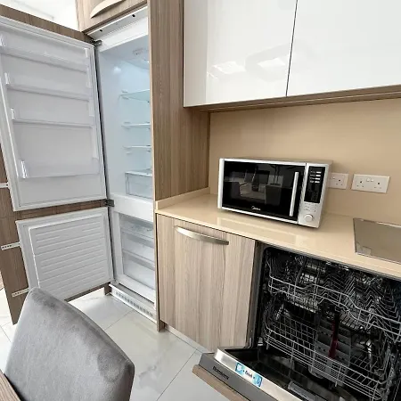 2br Penthouse With Jacuzi And Big Terrace Near Seafront شقة Gzira